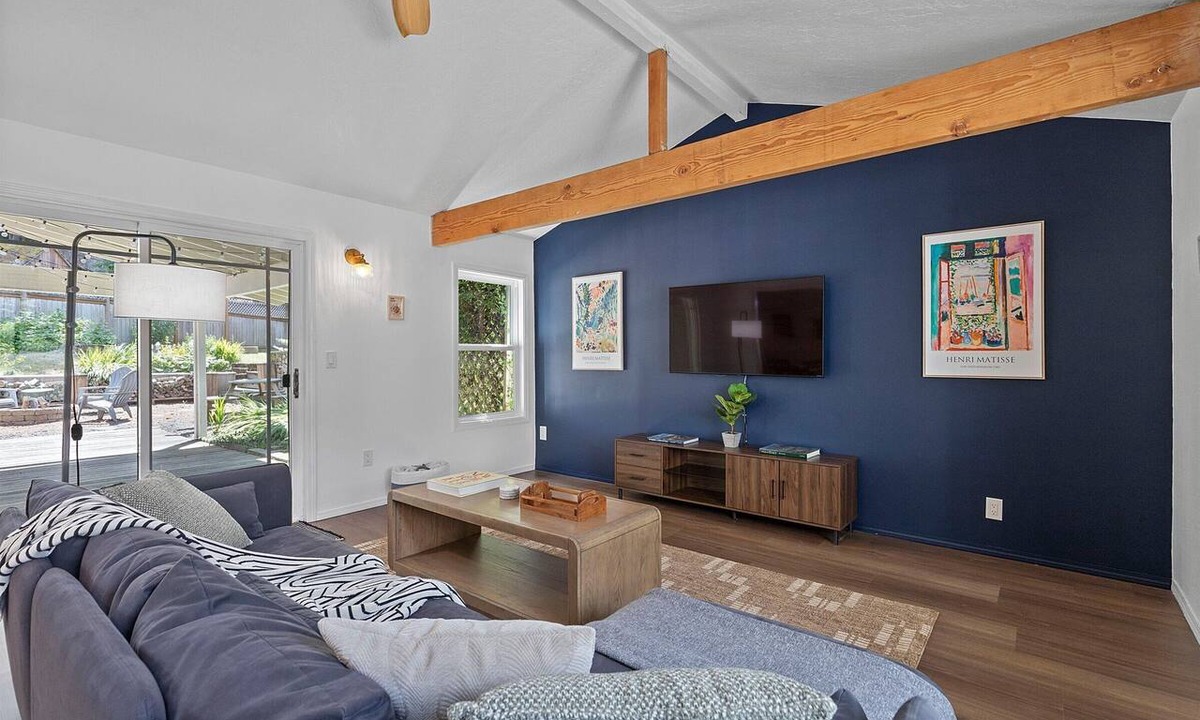 Aloha House | 4BR Extended Stay - Pets Welcome - Single Level - Large Yard - Intel & Nike