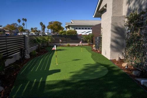 North Clairemont House | 4BR Group Retreat w Golf Green, Poker & Fire Pit