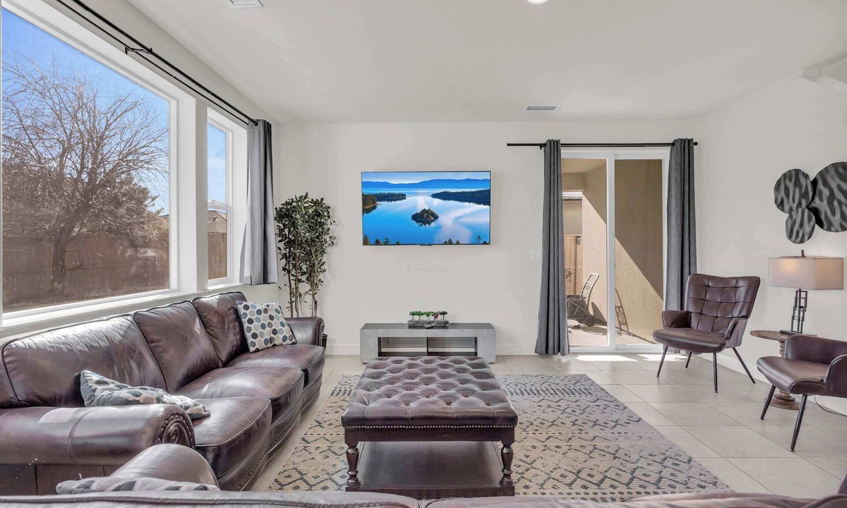 Reno House | 5-Bedroom/3.5Bath/Sleeps18/2 Kitchens