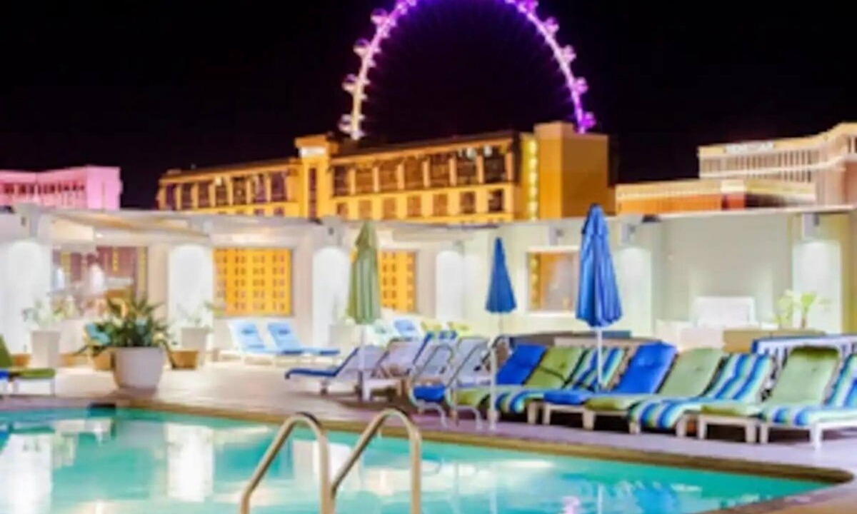 Las Vegas Hotel | 5 Minute walk to the LV Strip and The Sphere! No resort Fees. Luxury Hotel.