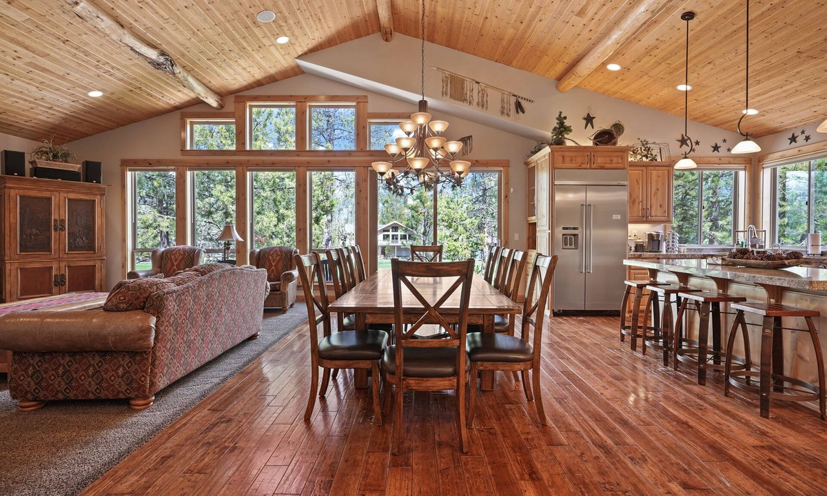 Sunriver House | 5 Vine Maple - Gorgeous! Hot Tub, Theater Room, Golf Course, A/C, SHARC Passes, Bikes