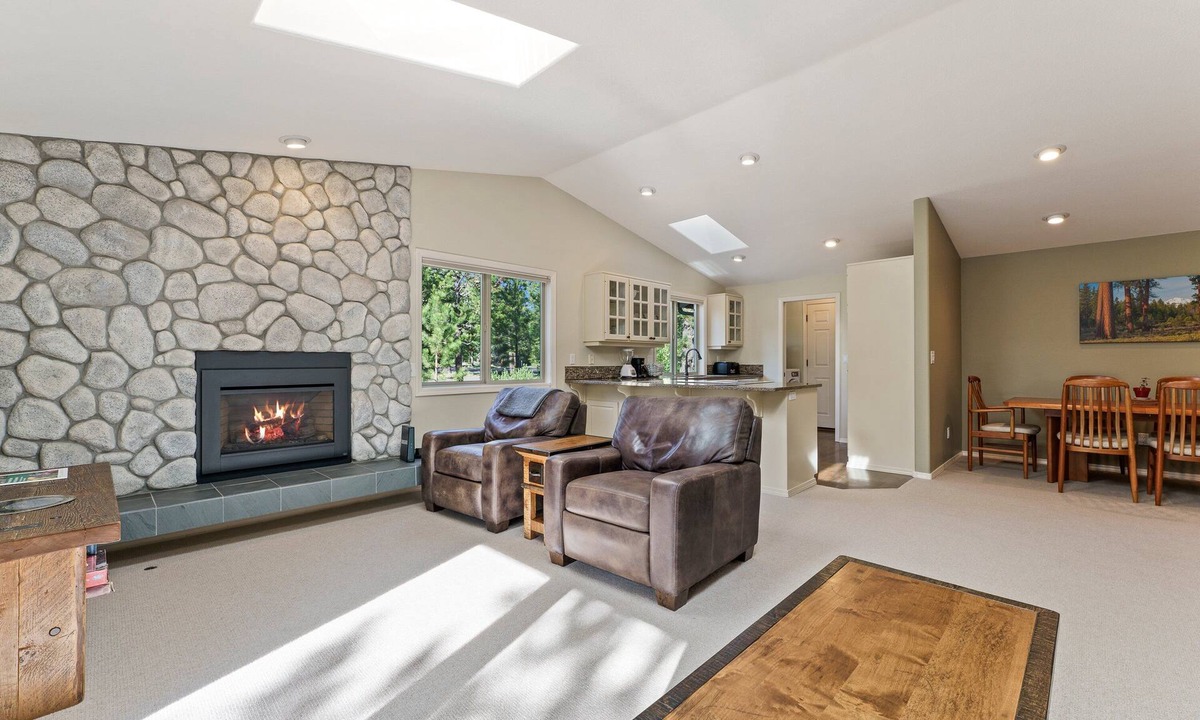 Deer Park House | 6 Dutchman - Light, Bright, Lovely, Enclosed Deck, Hot Tub, SHARC