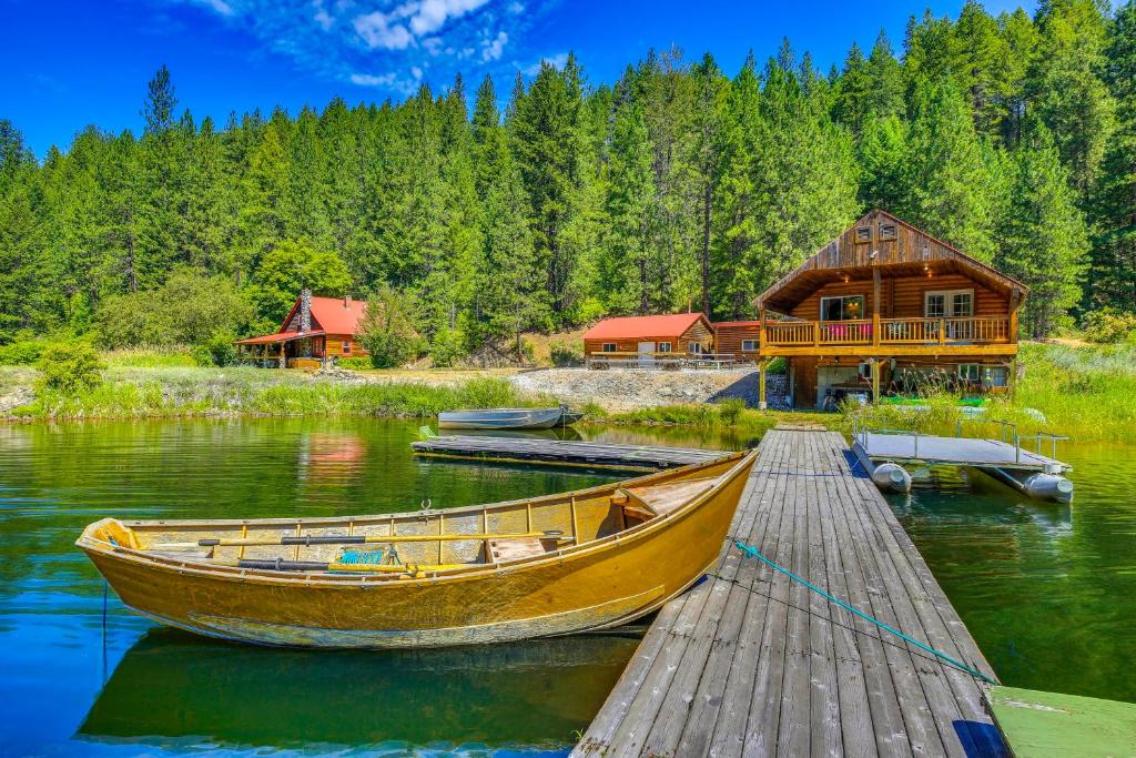 Chewelah House | 700-Acre Property w/33-Acre Lake & Dual Cabins!