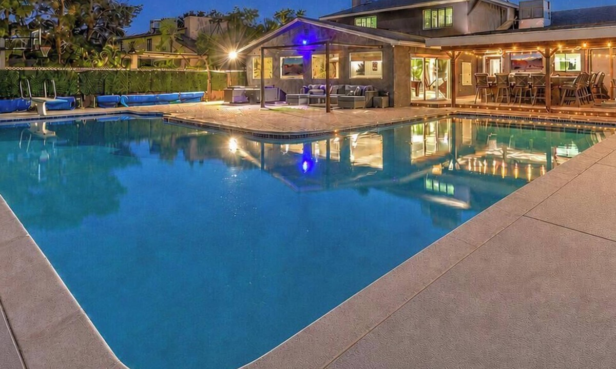 Paradise House | 7BR Grand Speakeasy - 3mi Strip, Pool+Spa, Games