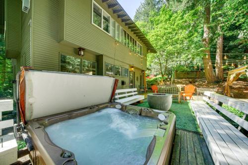 Mercer Island Apartment | 8 Mi to Dtwn Seattle: Pet-Friendly Apt w/Hot Tub