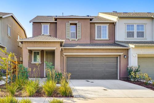 Tracy House | 8 Mi to Lincoln Park: Family-Friendly Tracy Home