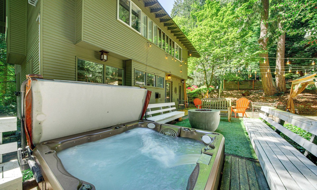Mercer Island Apartment | 8 Mi to Lumen Field: Pet-friendly Apt w/Hot Tub