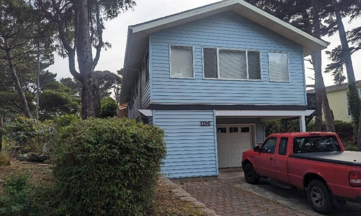 Florence House | A block from Heceta Beach, 2 bed, 2 bath sleeps 6 - The Fancy