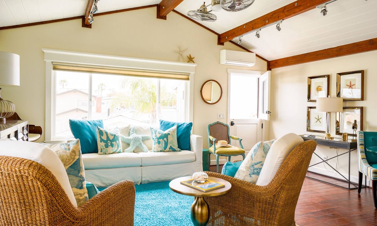 West Newport House | A Cut Above, Walk to it ALL, CLEAN, AC, Grill, WIFI