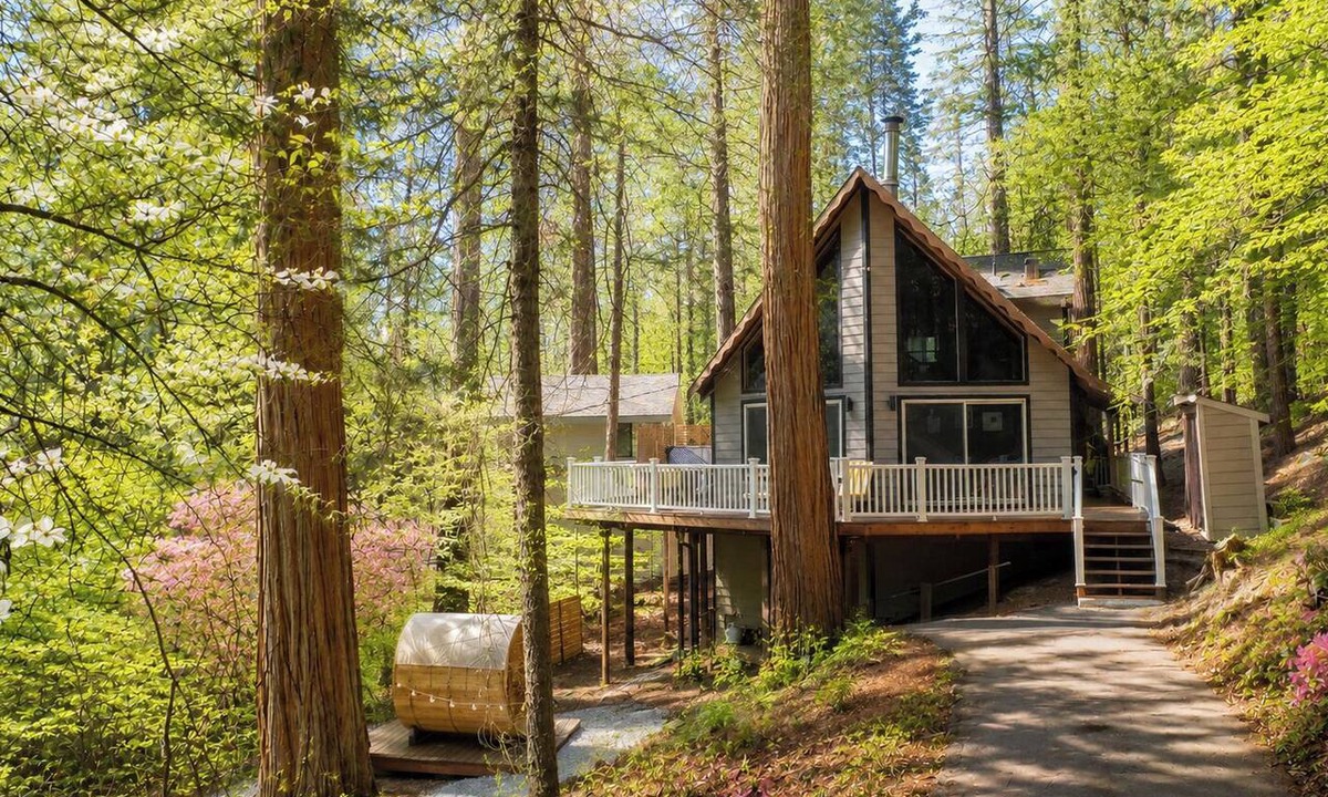 Arnold Cabin | A-Frame Cabin BBQ Sauna Hot Tub Projector Fire Pit