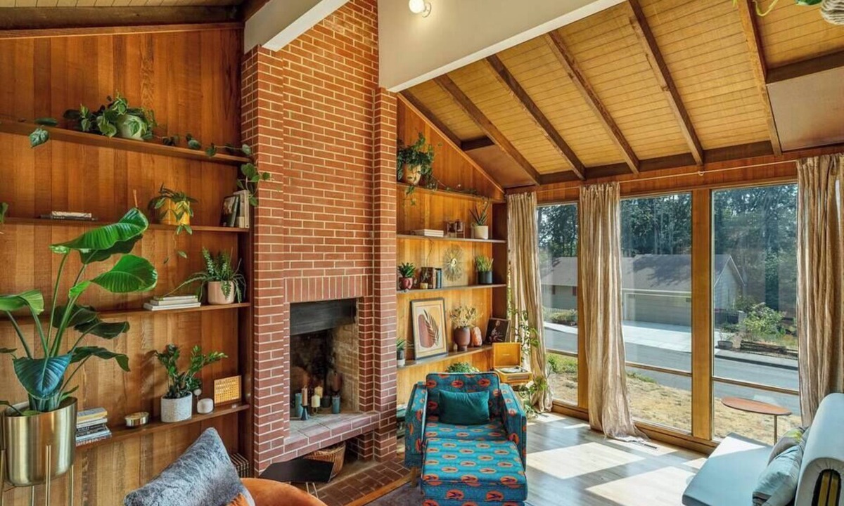 Salem House | A Full Mid-Century Experience, Quiet St