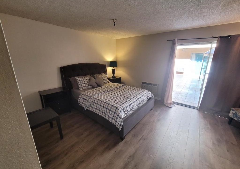 Pico - Robertson Hotel | (A17) Lovely Queen Bed Hotel Style