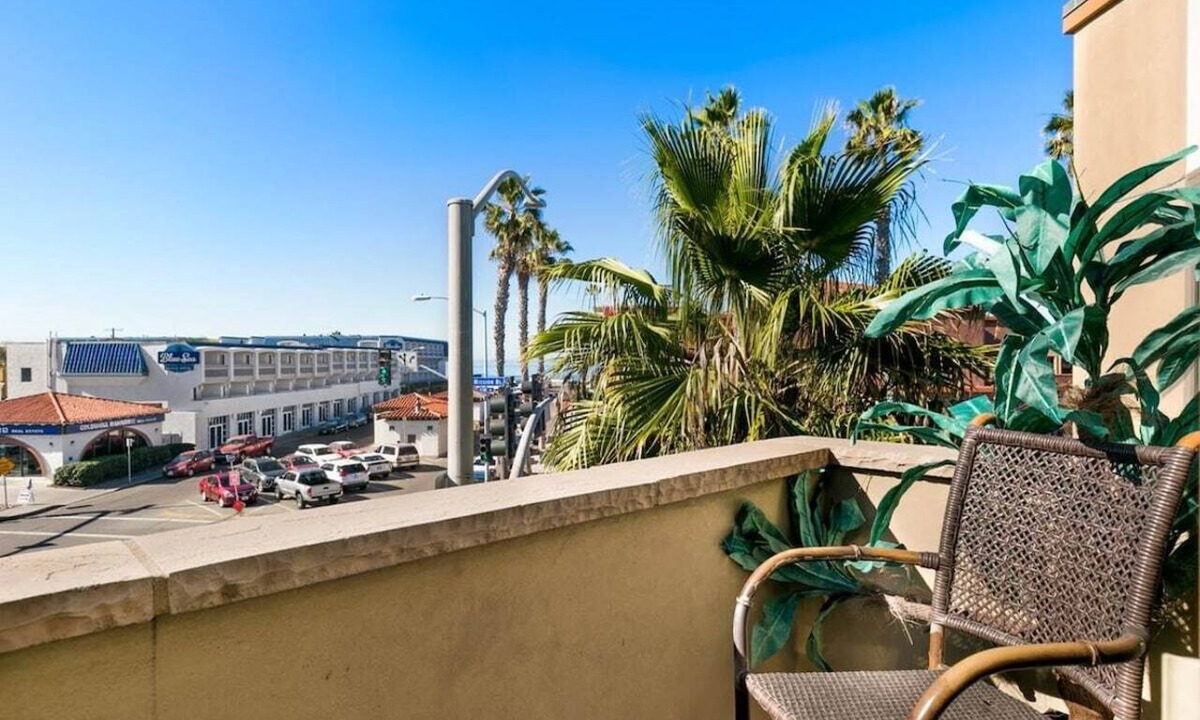 Crown Point Condo | Across from the beach, a/c, gated parking and pets