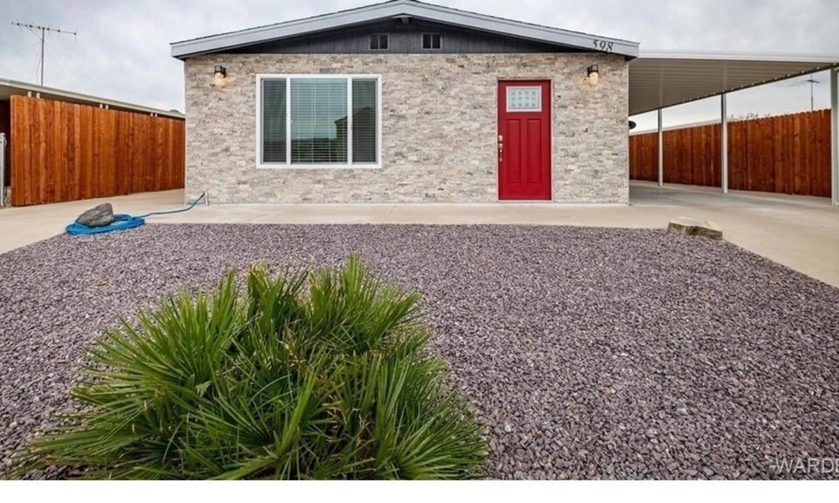 Holiday Shores House | Across Waterfront D, Sleeps10, one minute walk to the water 562 714 6969