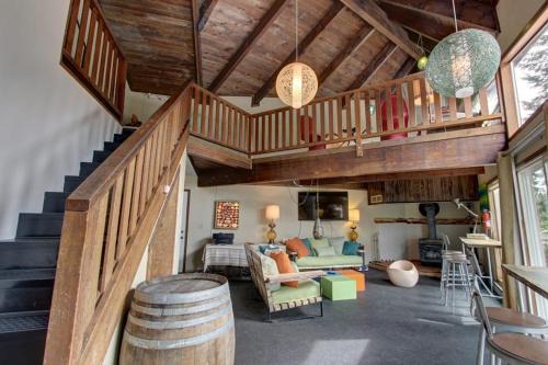 Government Camp House | Adorable and Spacious Cabin in the Heart of Government Camp -Close to Ski Access