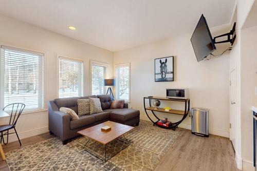 Broken Top House | Adorable Bend townhome with ideal location kitchenette & central AC