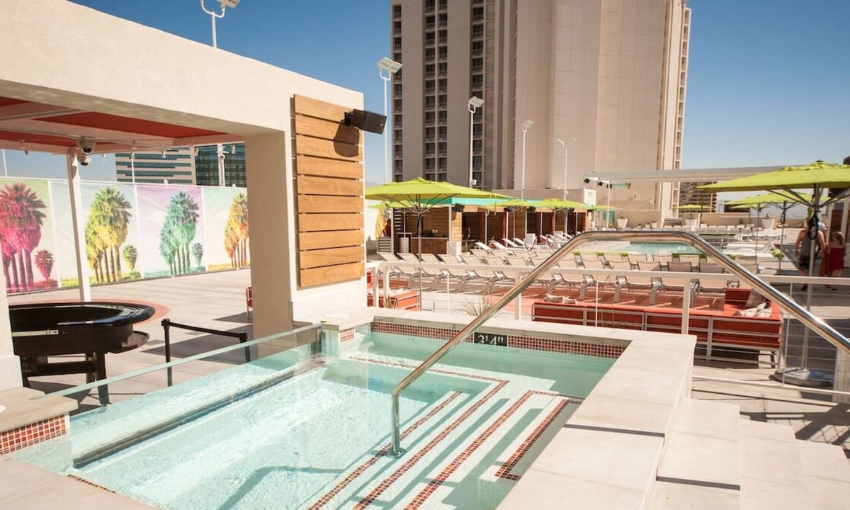 Downtown Las Vegas House | Aesthetic Views! 4 Relaxing Units, Outdoor Pool, Free Parking, Near Mob Museum