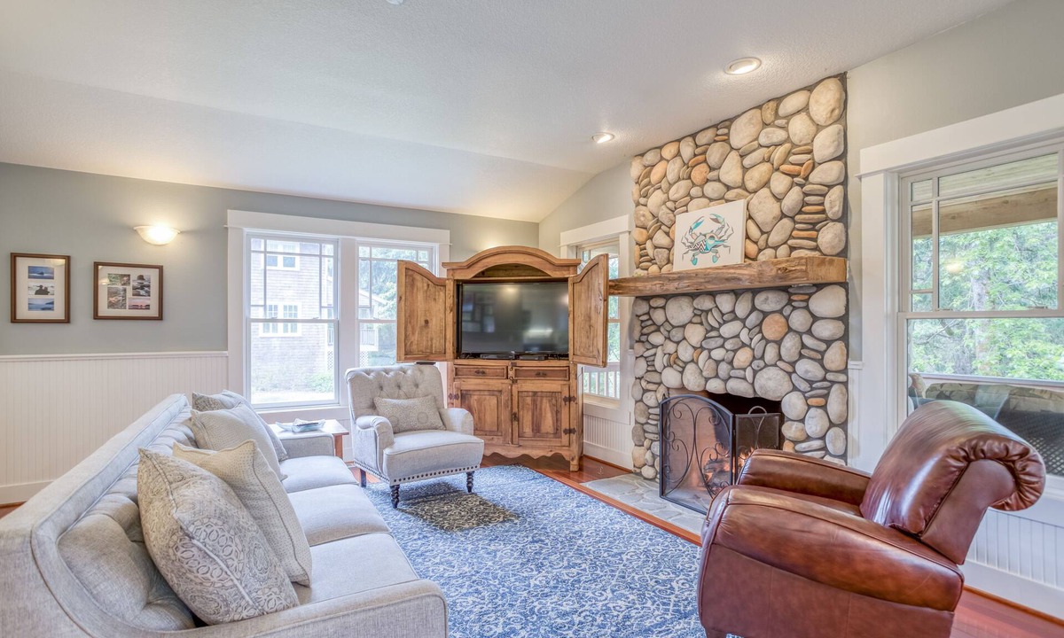 Gearhart House | Aesthetically Pleasing Home Close to Gearhart and Pacific Way Bakery