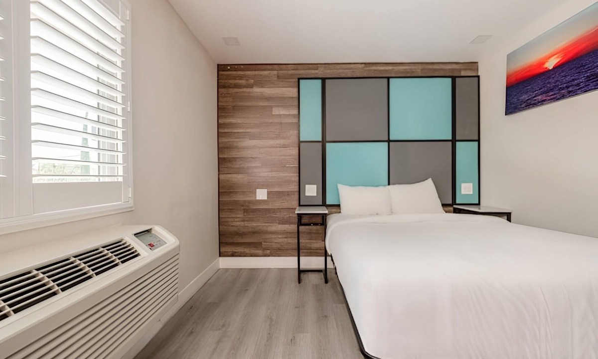 Victorville Hotel | Affordable King Room w/Private Bath + Flat-Screen TV