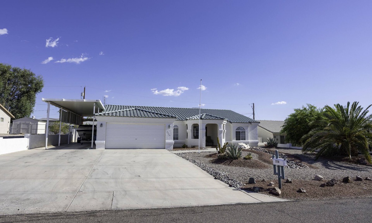 Lake Havasu City House | Alibi Getaway, sparkling pool & shuffleboard table