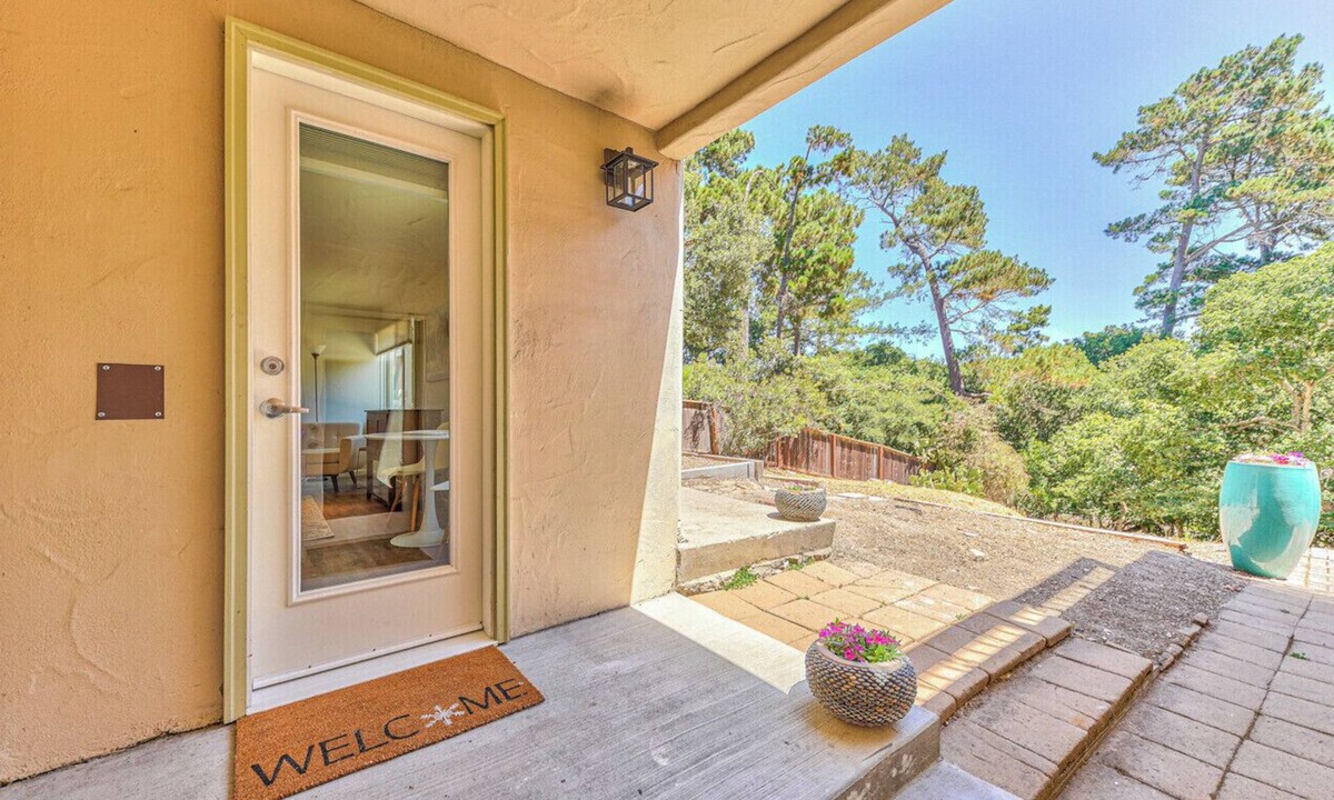 Downtown Monterey Apartment | "Alta Mesa Oaks" 5 min to downtown Monterey-Beach Private studio WiFi-TV
