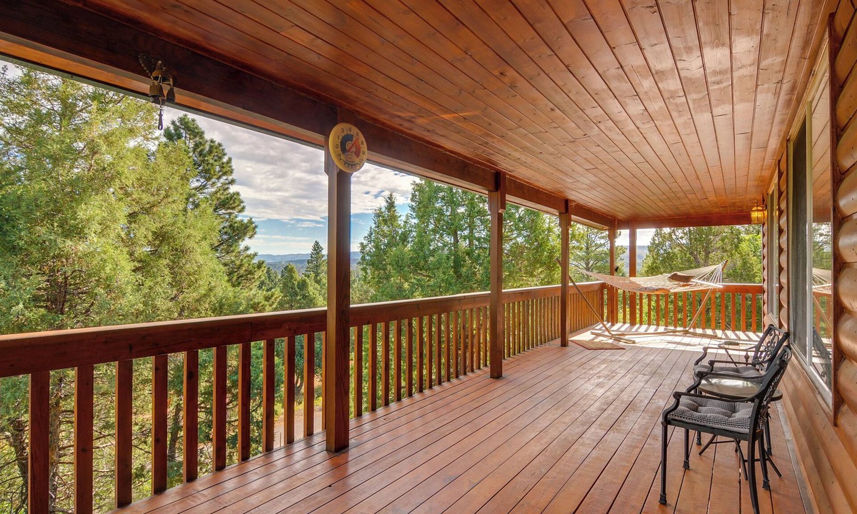 Long Valley Junction Cottage | Alton Cabin w/Deck ~ 2 Mi to Dixie Nat'l Forest!