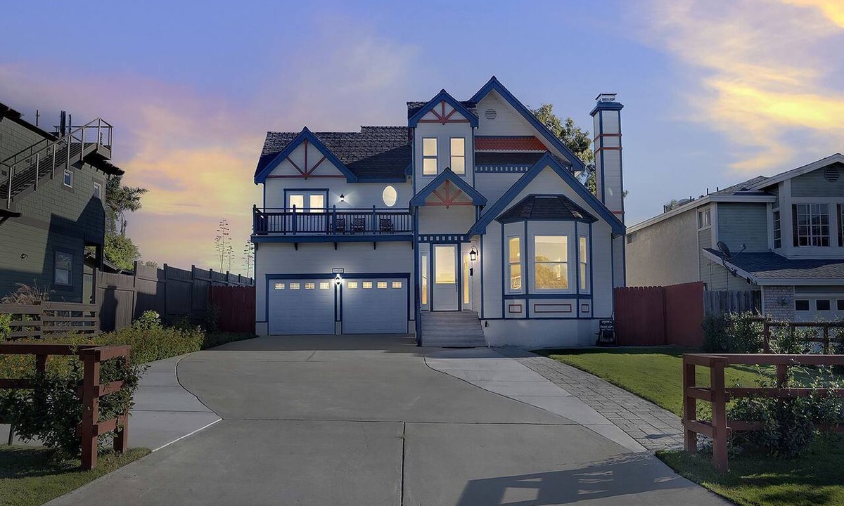 Townsite Cottage | Amazing Cottage with Hot-tub and Fire Pit in Oceanside, California