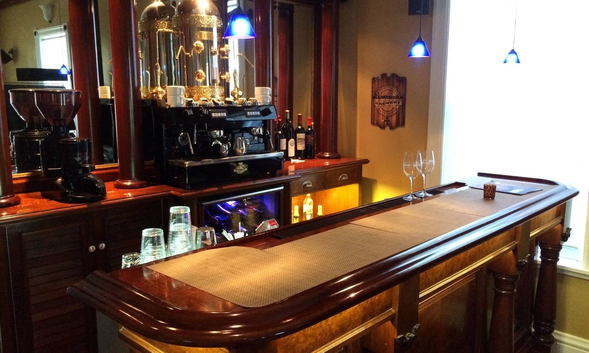 Napa House | Amazing Downtown Napa Location + Wine Cave Tasting Experience + Pets Stay Free