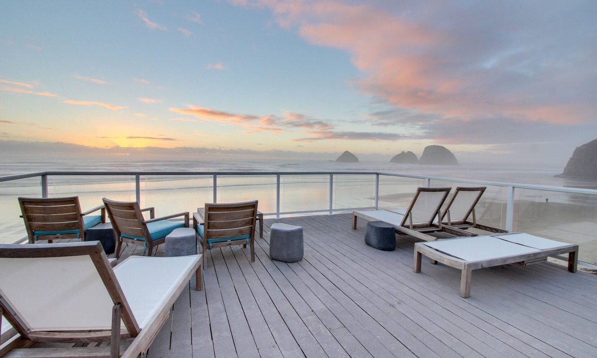 Oceanside Condo | Amazing Oceanfront & Dog-Friendly Condo w/a Jetted Tub - Close Beach Access