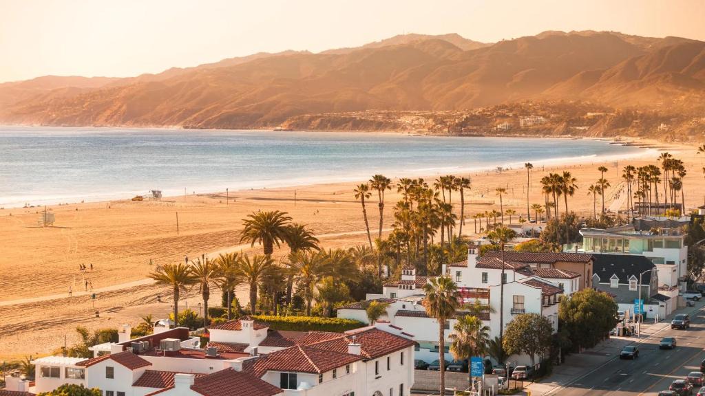 Downtown Apartment | Arion- Cozy Santa Monica getaway steps to the beach Free Parking