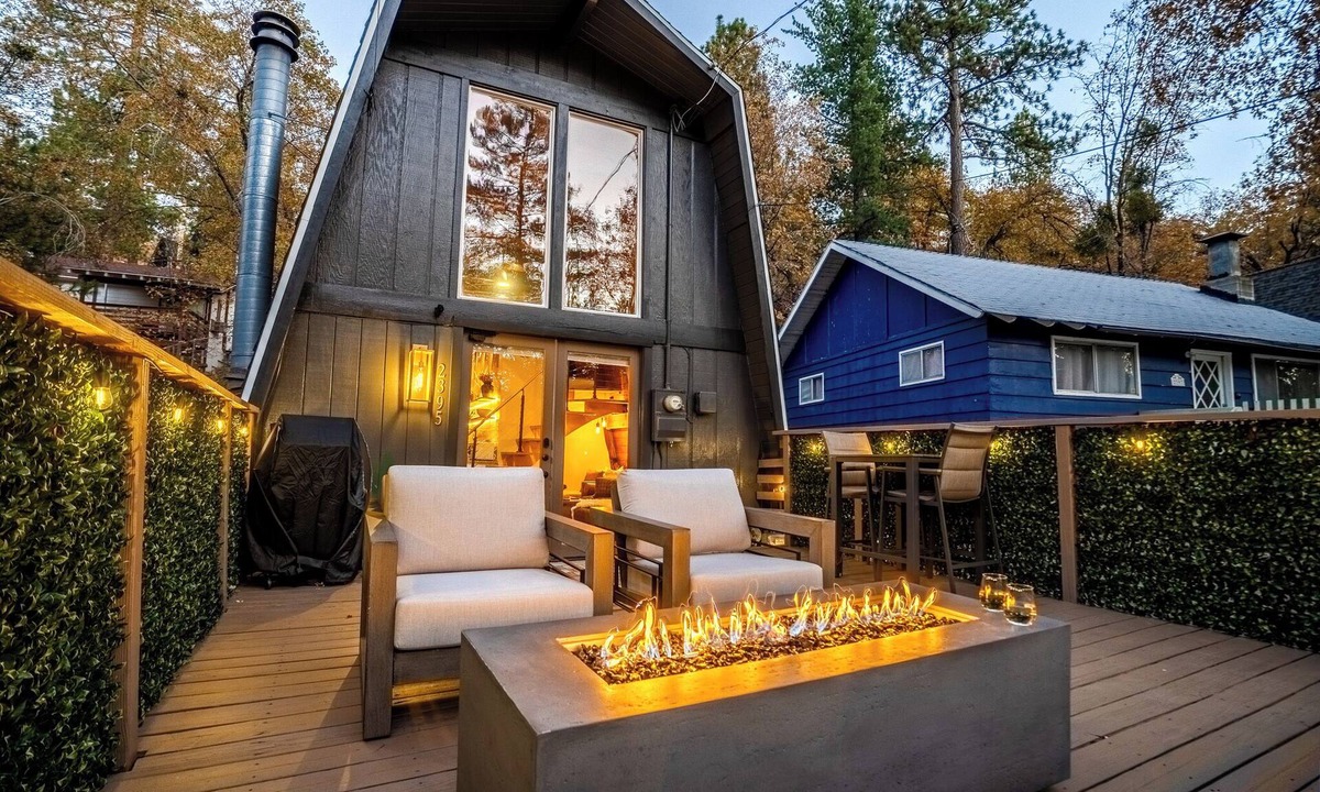 Arrowbear Lake Cabin | Arrowbear Lake: Luxe Cabin: Large Deck & Fire Pit, Workspace & Loft
