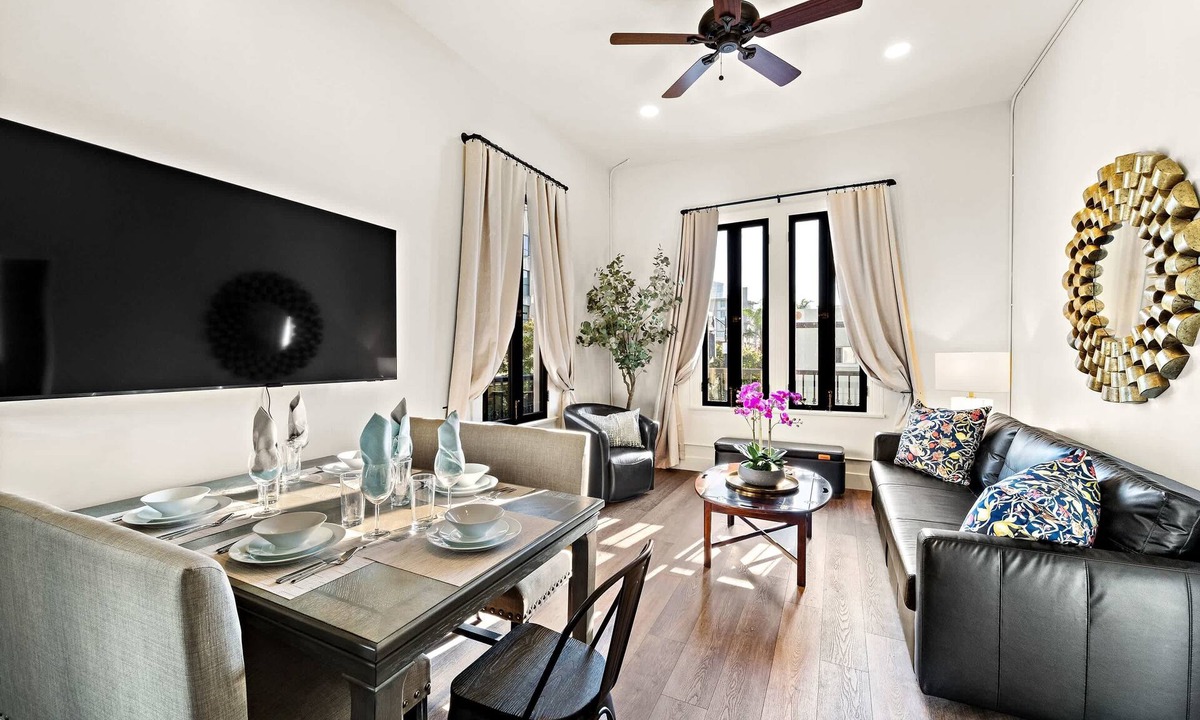 East Village Bed & Breakfast | Artifact Inn - Stylish 2BR Gaslamp Suite Top Spot