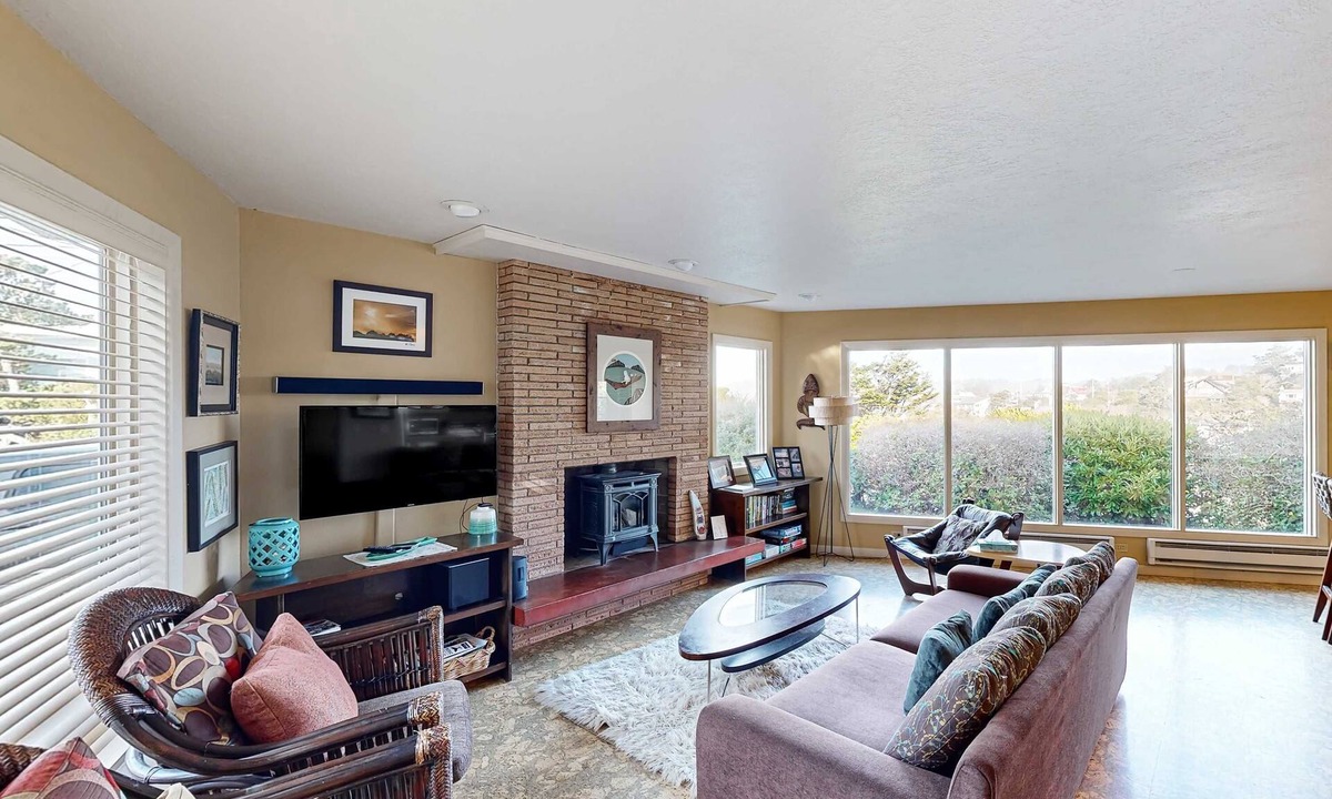 Newport House | Artistic home w/ocean views & private hot tub, close to beach