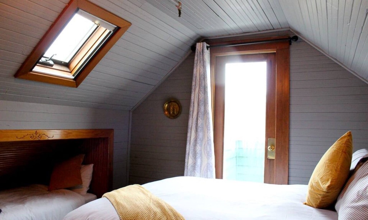 Seaview Hotel | Attic Historic Queen at Shelburne Hotel at Long Beach Peninsula!