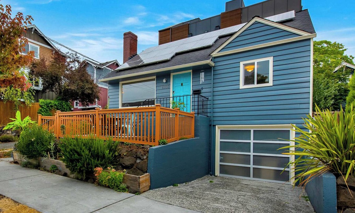 Old Ballard House | Ballard Birdhouse with Garage, AC, and Gym
