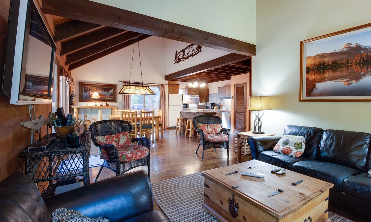 Black Butte Ranch Cabin | Basecamp for endless adventure, perfect Black Butte location - Hot Tub!