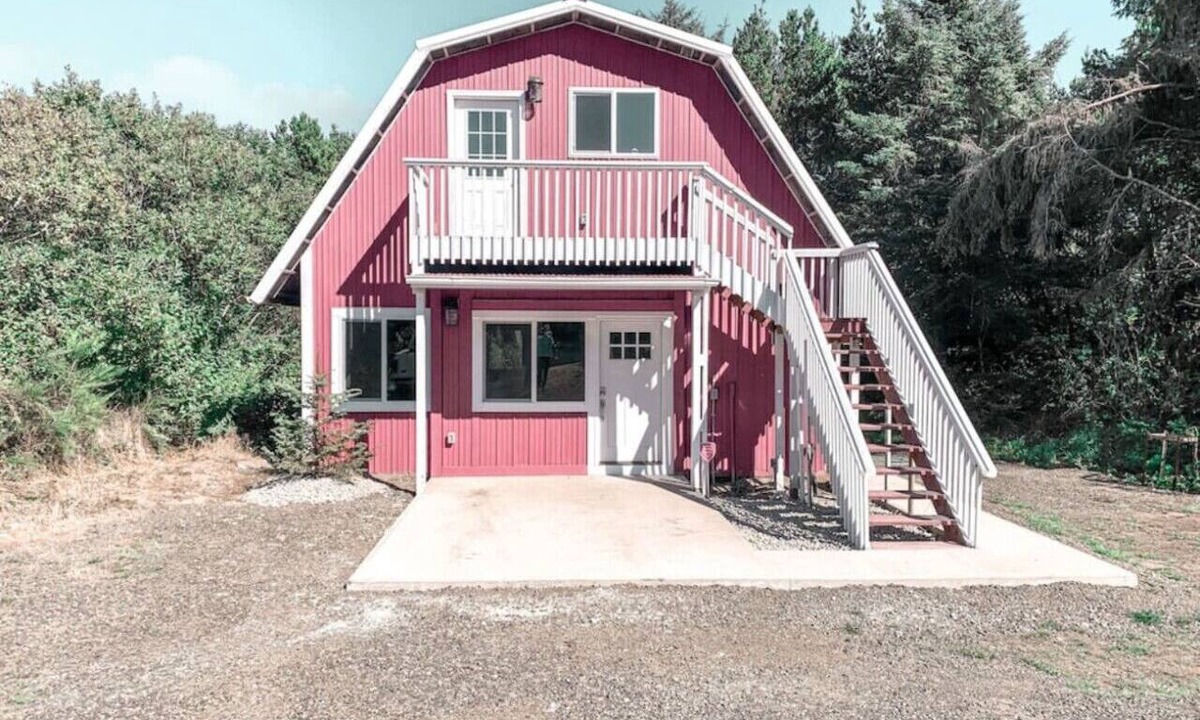 Grayland House | Beach Barn Getaway- with hot tub