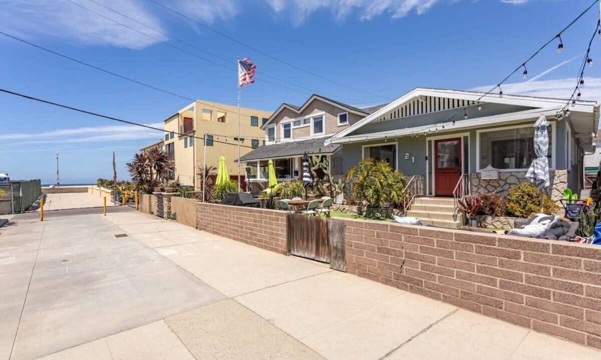 Hermosa Beach House | Beach Bungalow | 3 Houses to Sand | Walk to Pier