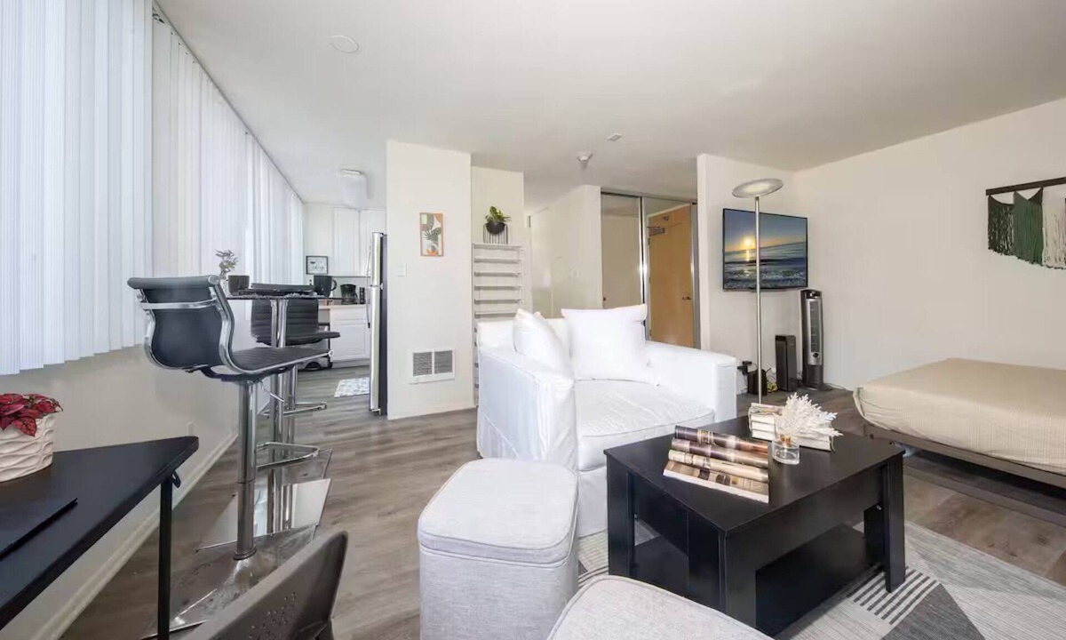 Downtown Apartment | Beach-Close Santa Monica - Prime Location