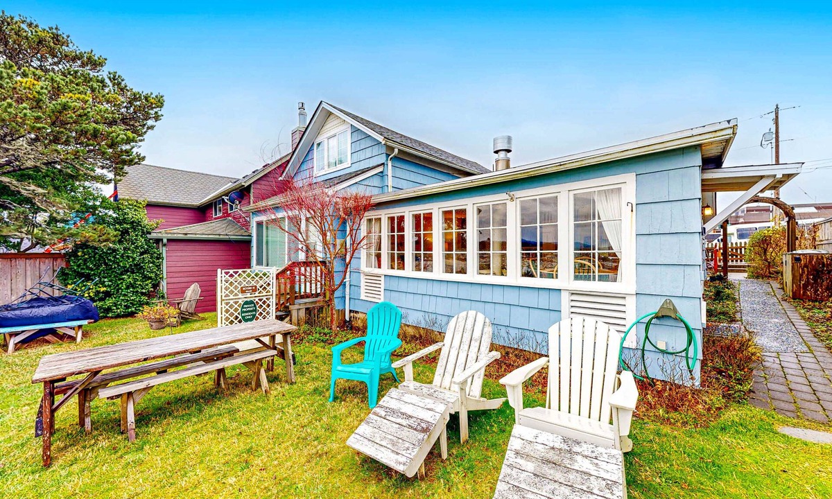 Newport House | Beach House with Panoramic Bay Views, Walk to Bayfront Dining & Attractions