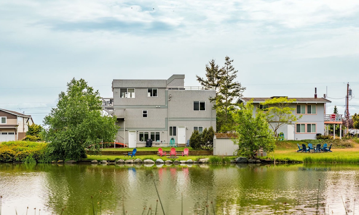 Coupeville House | Beach Look Out Retreat - Lake in Backyard, Hot Tub