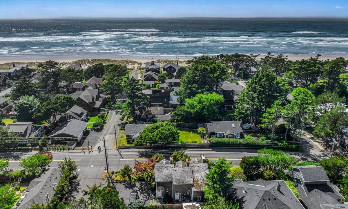 Downtown Cannon Beach Villa | Beaches Inn Townhomes Group Getaway: Walk to Beach | Dog-Friendly