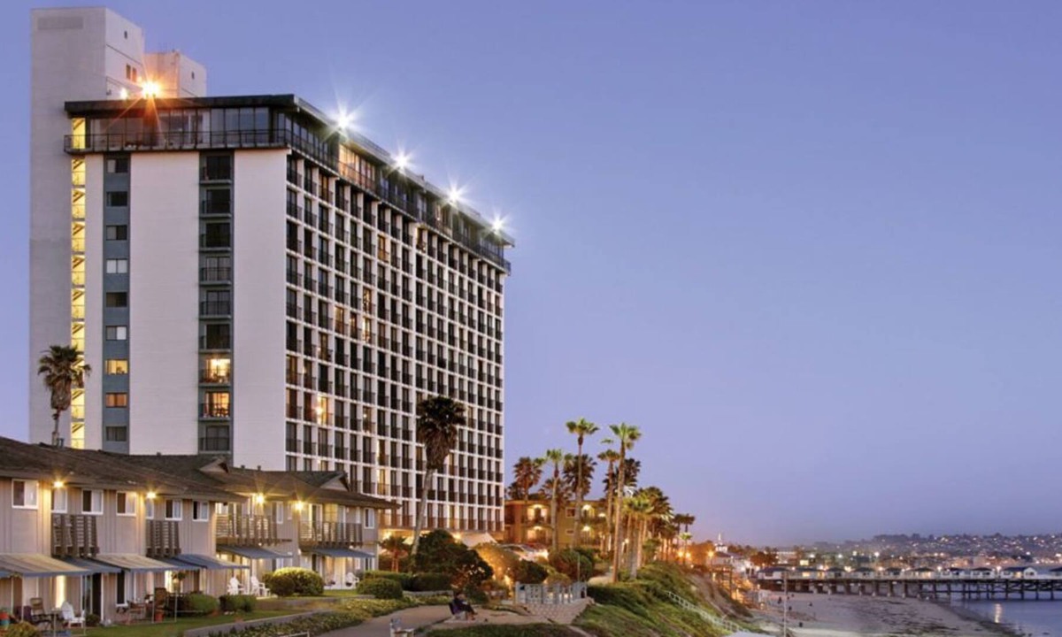 North Pacific Beach Condo | Beachfront 2 bedroom luxury condo with a stunning ocean view