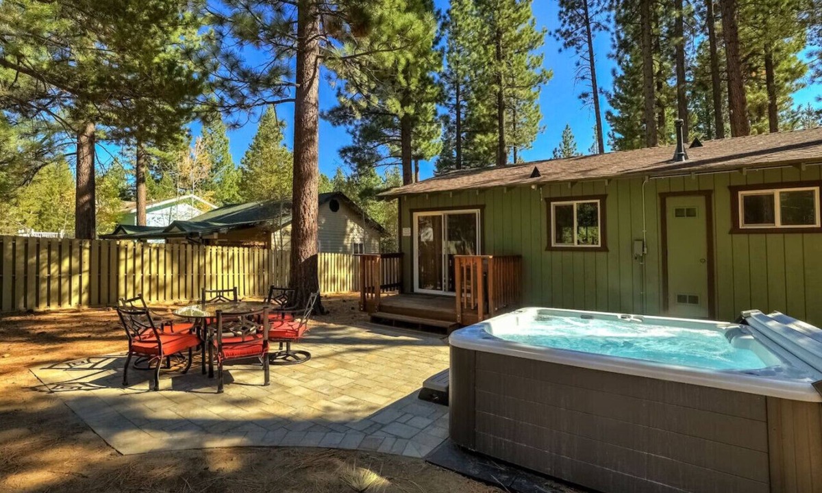 North Upper Truckee House | Bear Cub Cabin - Pets + Hot tub + Arcade Game