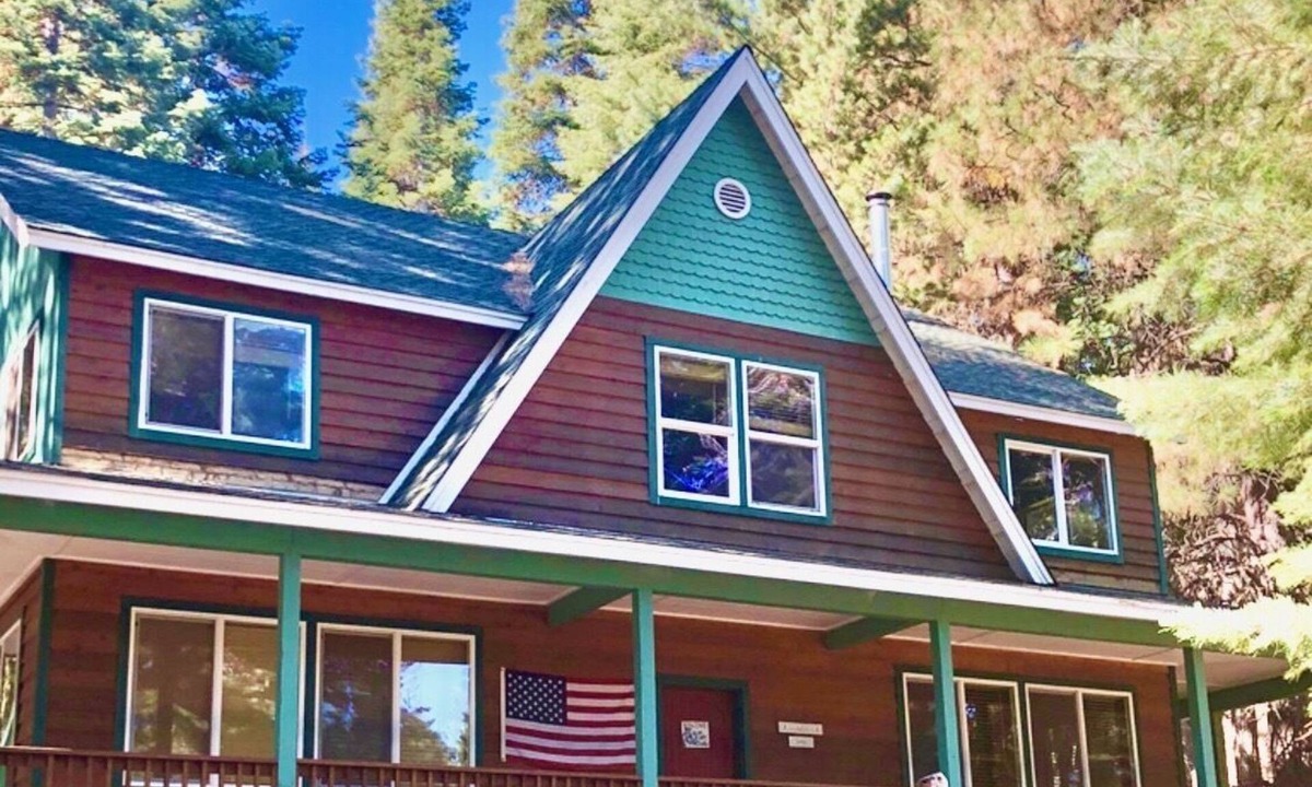 Lake Almanor Country Club House | BEAUTIFUL LAKE VIEW IN LARGE 2600 sq ft CABIN IN LAKE ALMANOR COUNTRY CLUB