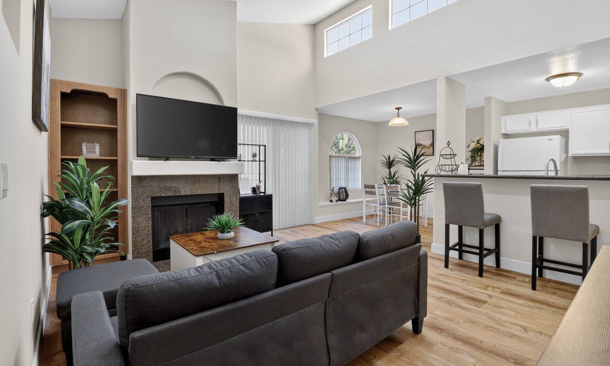 Spring Valley Condo | Beautiful 2 Bedroom Condo 10 min from the Strip
