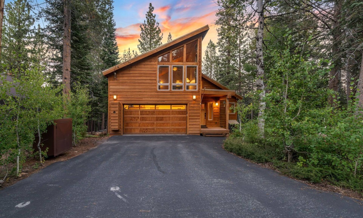 Truckee House | Beautiful 3 bed/2.5 bath; deck with a hot tub