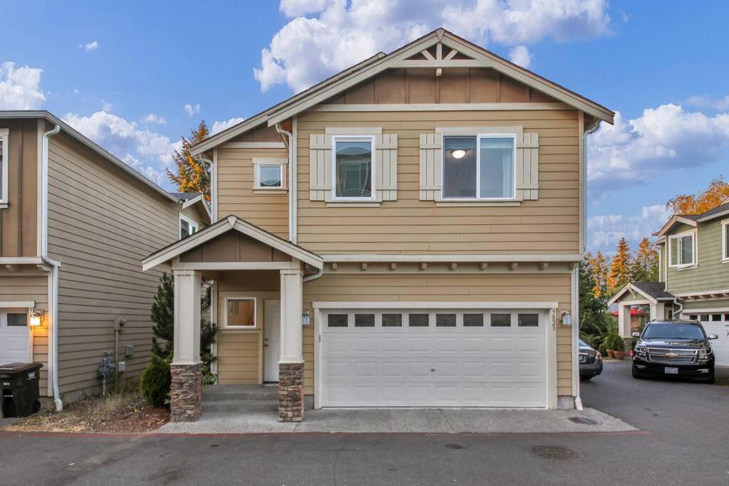 Holly Villa | Beautiful craftsman style 4BDs, 2.5Baths Townhome