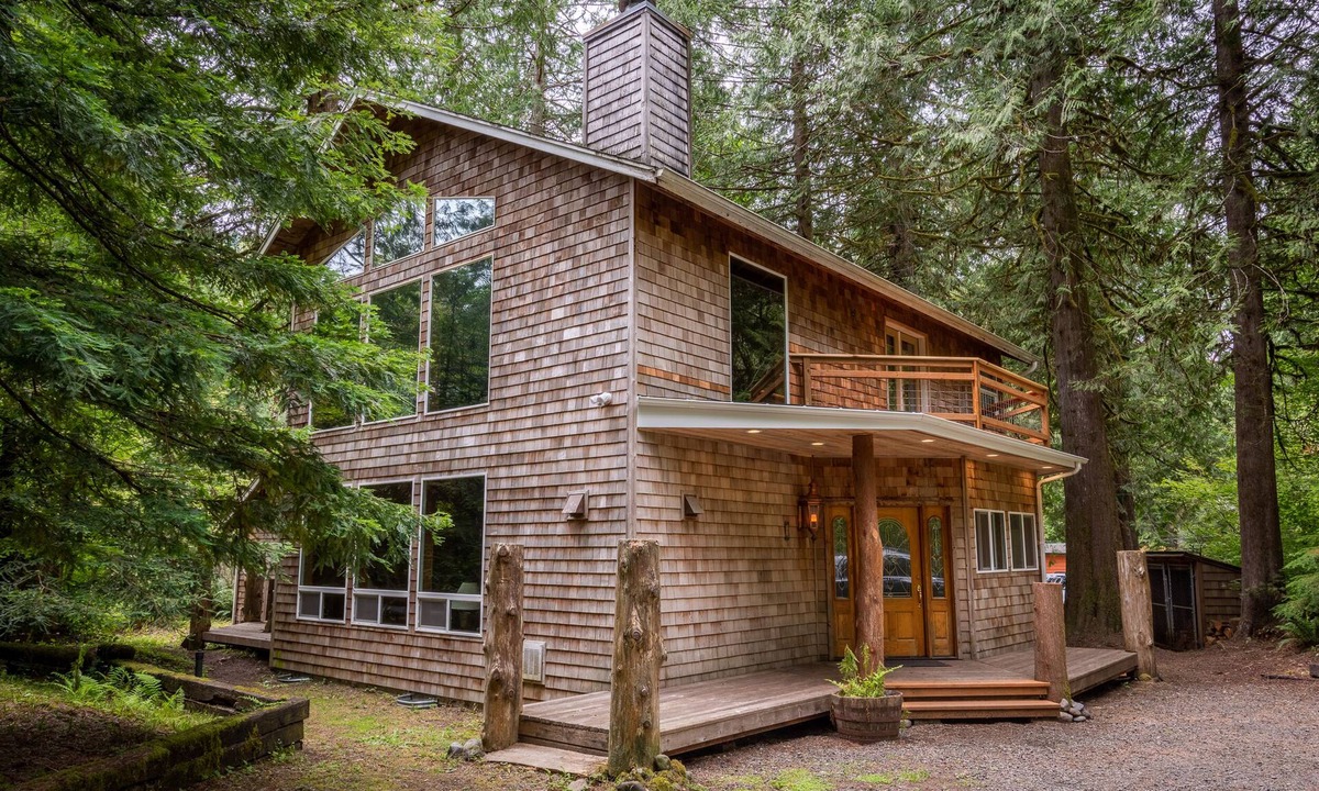 Zigzag Cabin | Beautiful custom home, 3 bedrooms, 3 bath, hot tub, pet friendly !