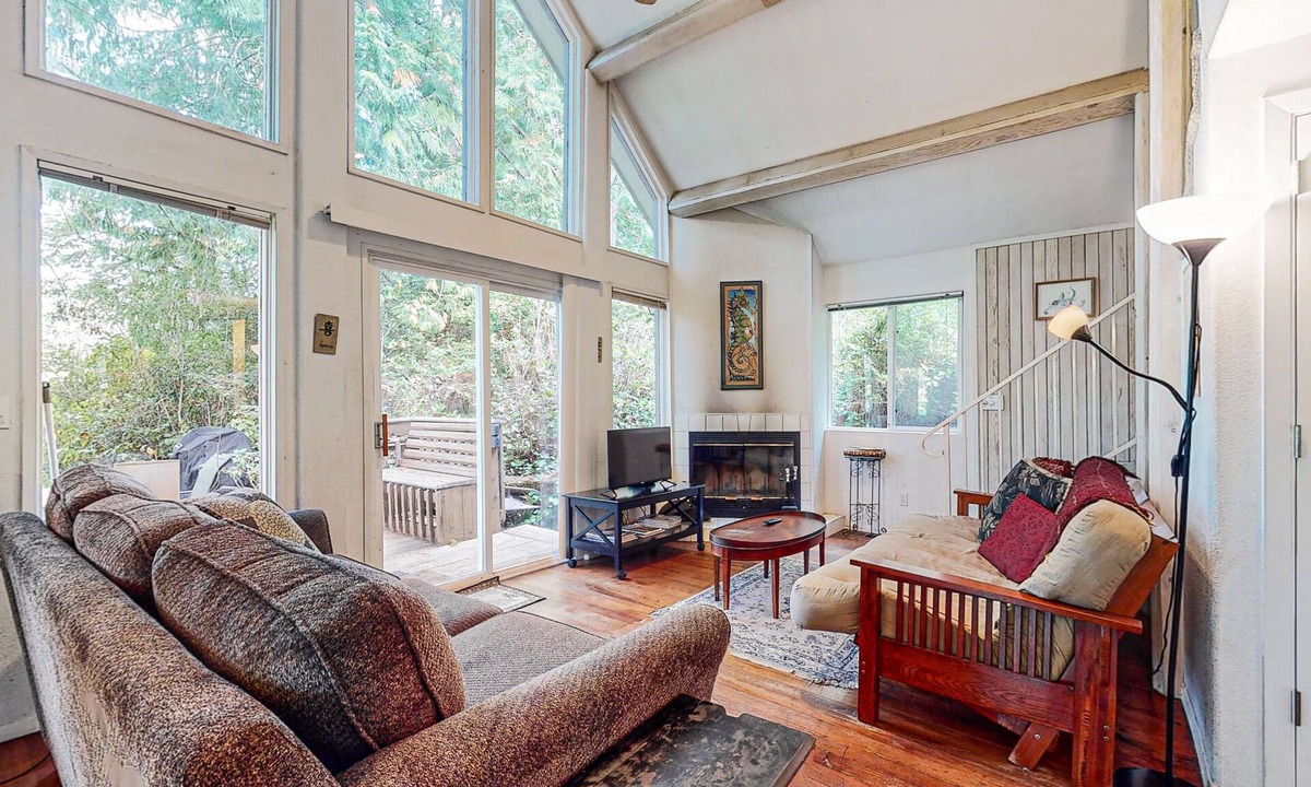 Florence Apartment | Beautiful Dog-Friendly Home on the Lake - Great Views & Private Dock